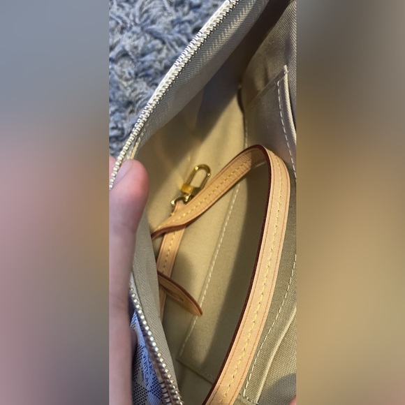 Louis Vuitton - Picture 8 of 10